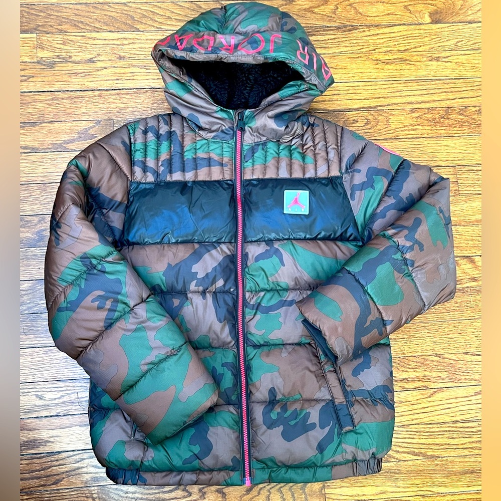 NEW Air Jordan Youth Camo Bold Stripe Puffer Down Coat with Hood. Size XL